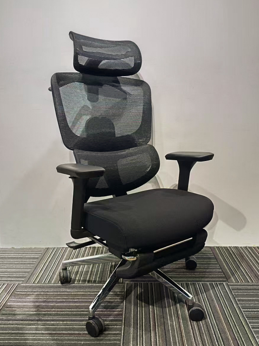 Black mesh office chair with footrest Black mesh office chair with footrest